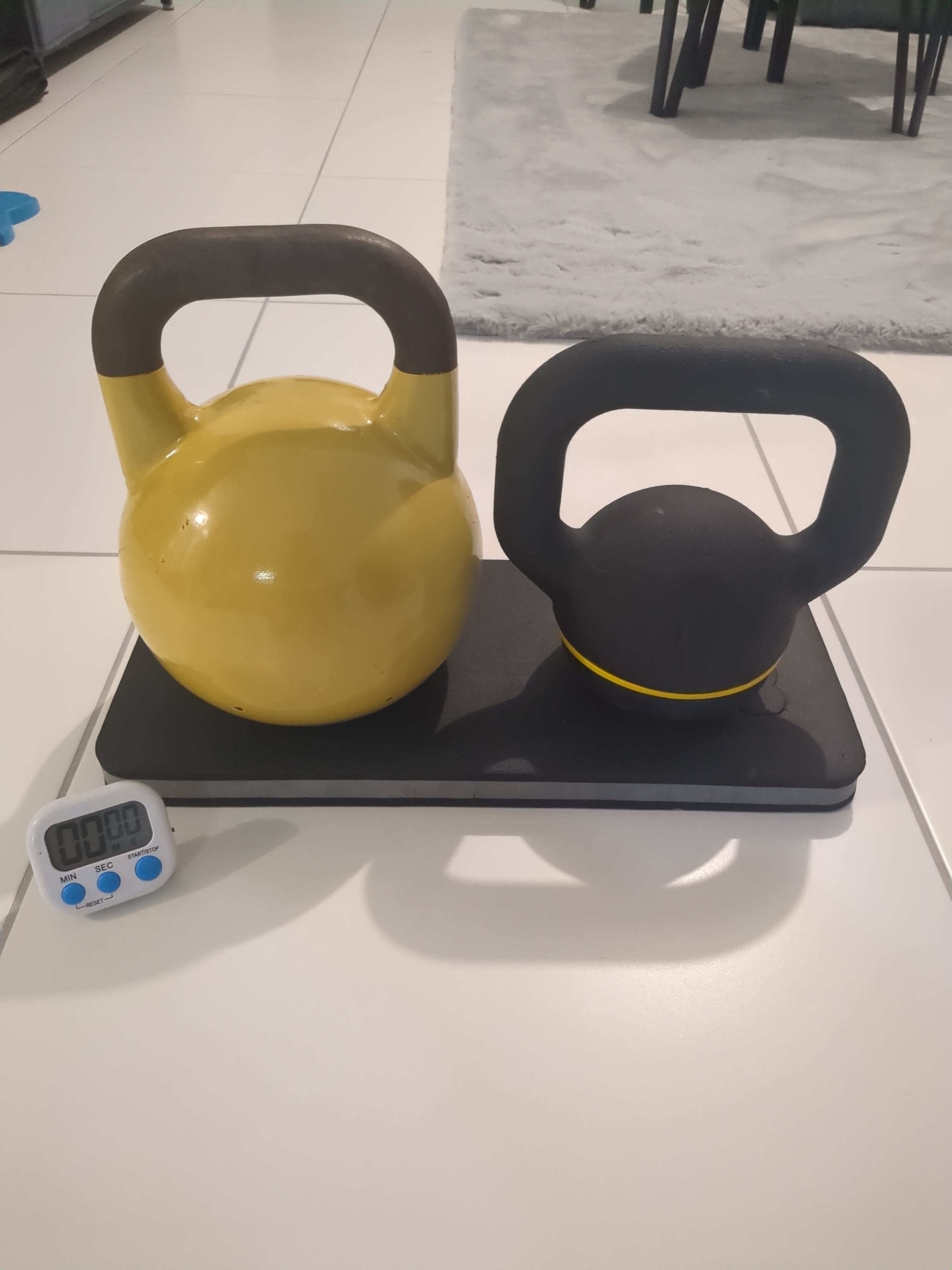 Photo de deux kettlebells